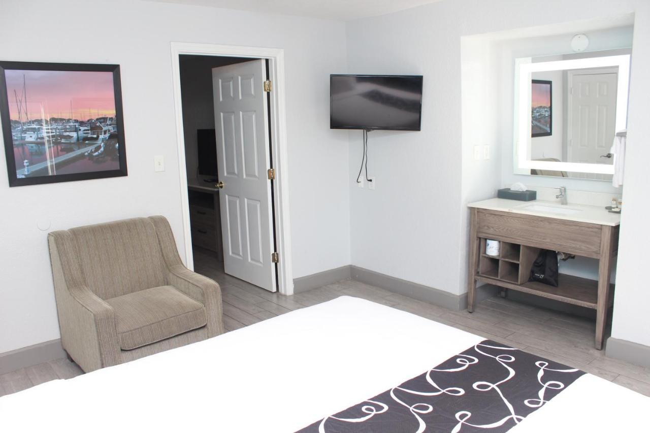 Split Room Two Queen Beds City View Non-Smoking