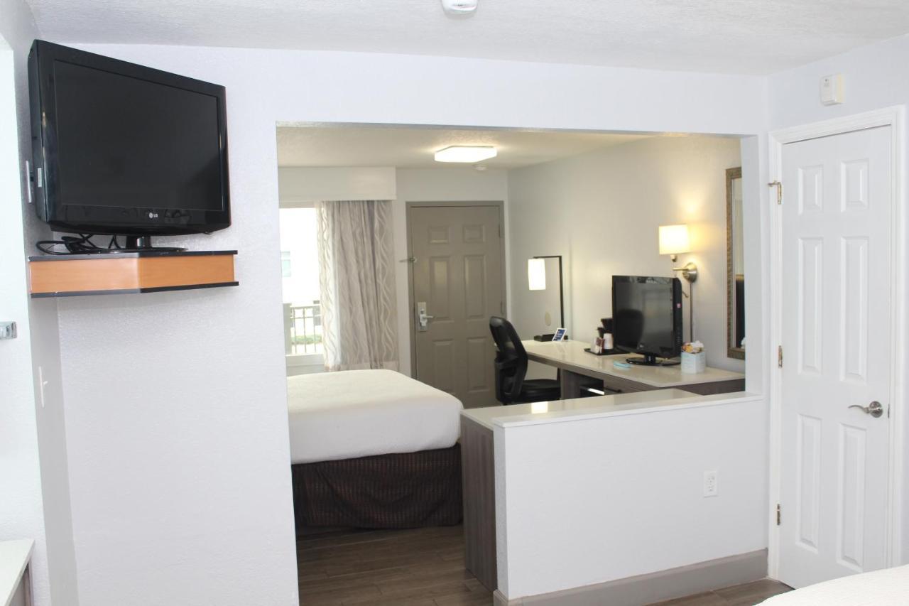 Partial Split Queen Suite City View Non-Smoking