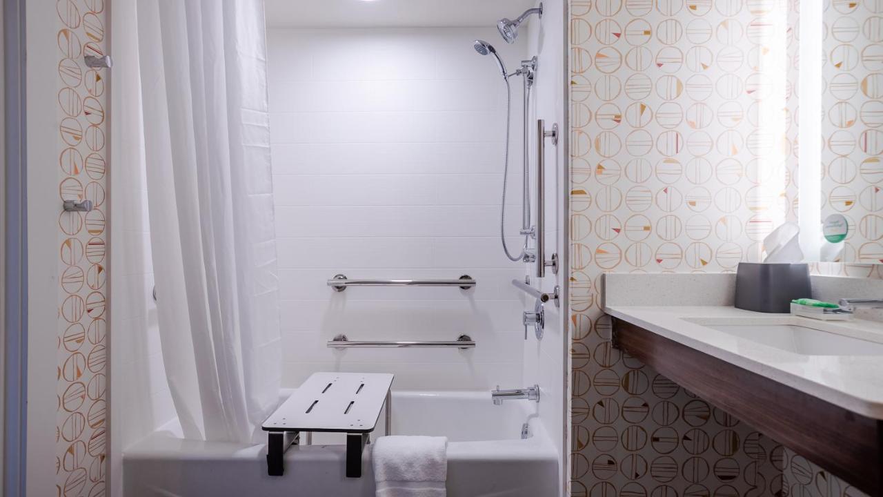 Standard Queen Room Two Queen Beds Tub Mobility or Communications Accessible,1276408846:JPEG