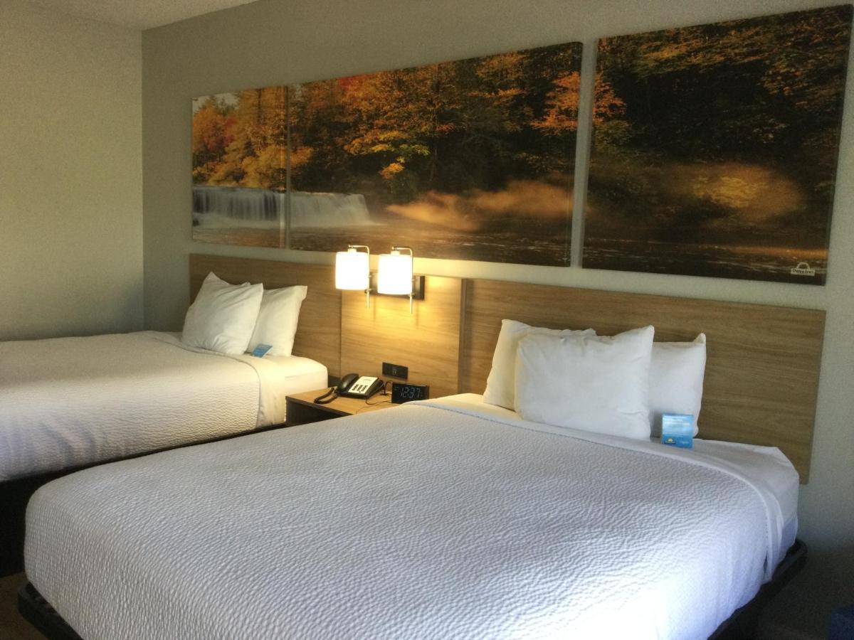 Queen Room Two Queen Beds Smoking