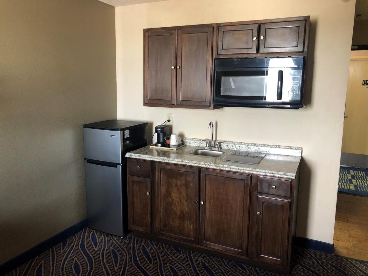 Deluxe Queen Room Kitchenette Non-Smoking