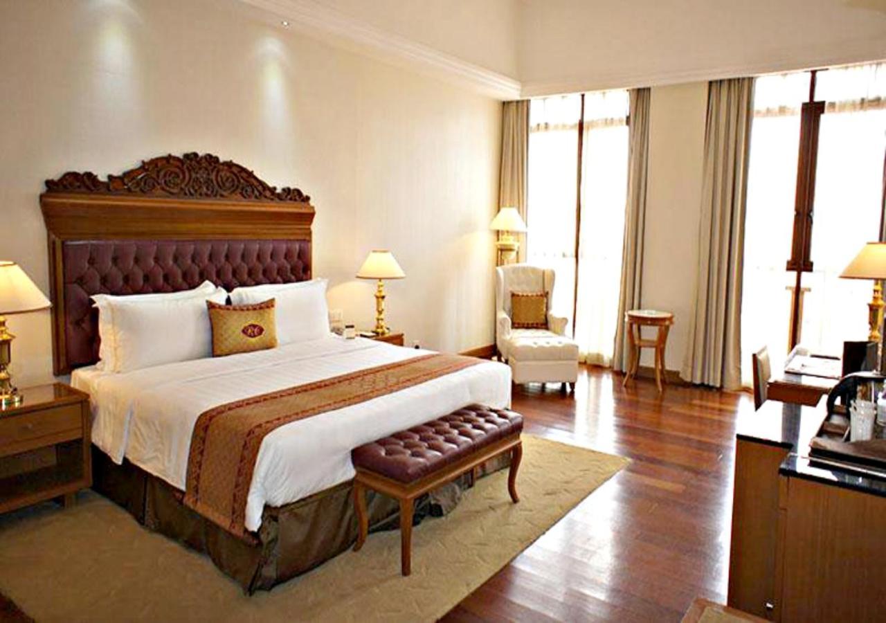 Executive Suite,945655786:JPEG