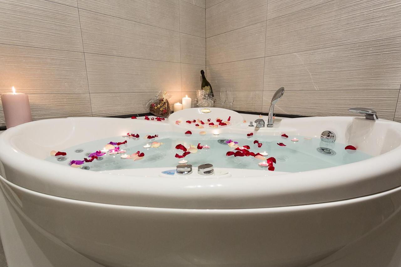 Penthouse Apartment Jacuzzi,1090645929:JPEG