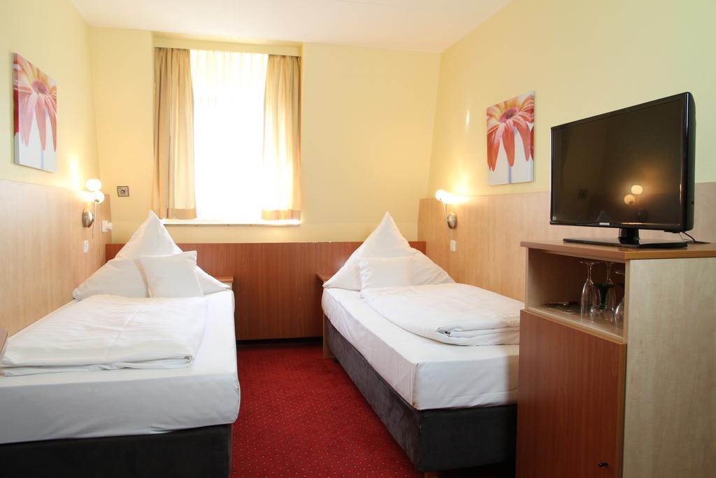 Twin Room,1282457503:JPEG