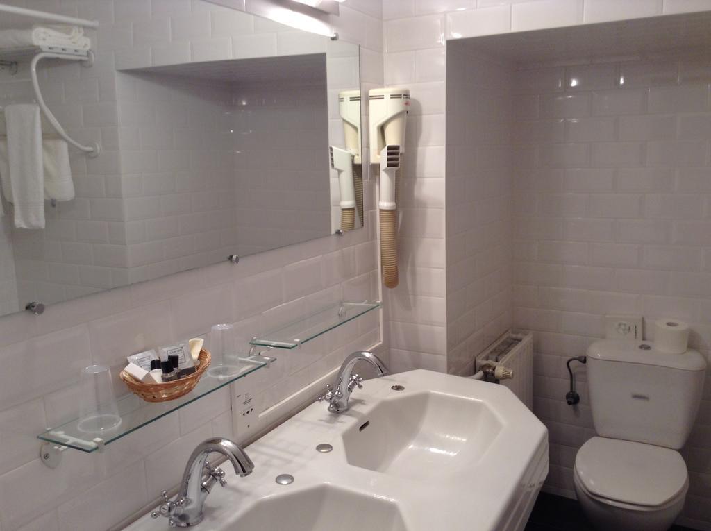 Family Room,1114951638:JPEG