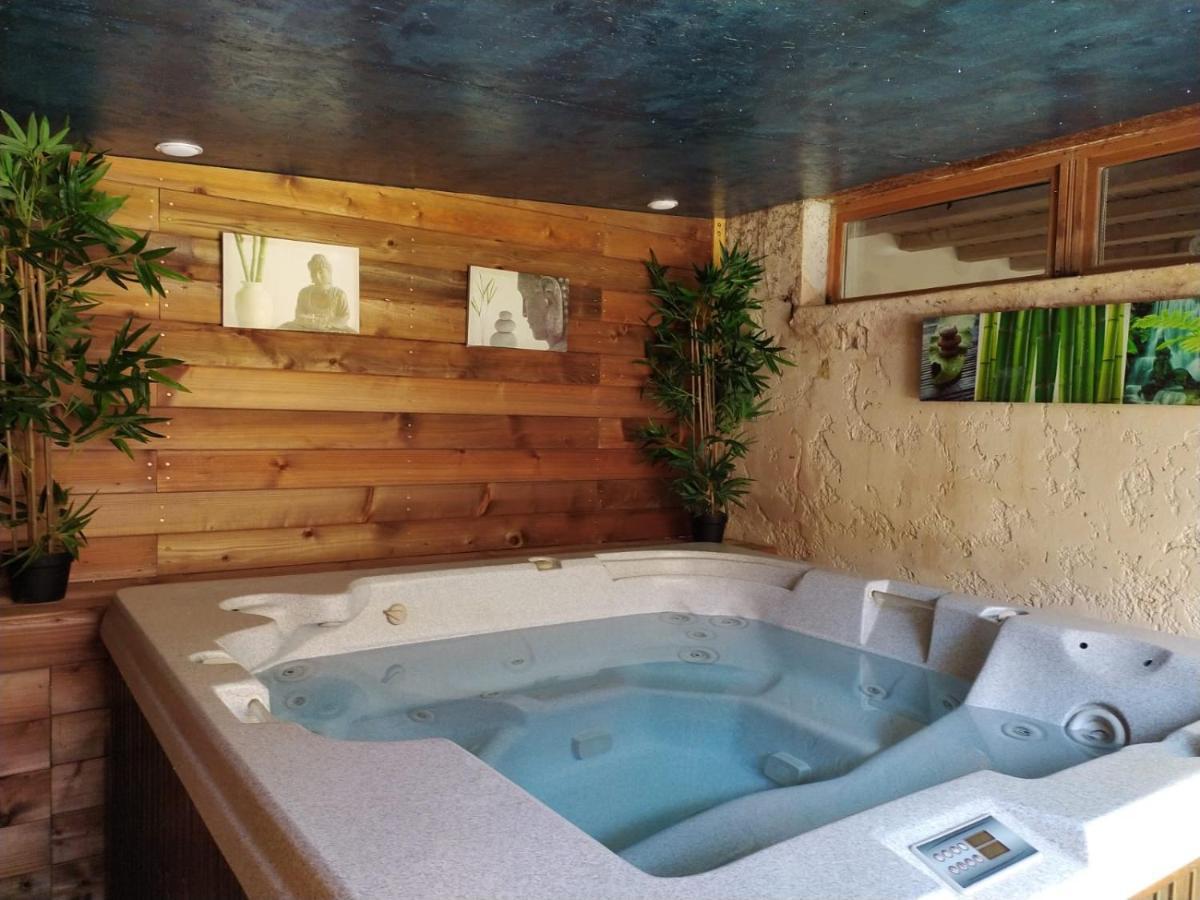 Suite Hot Tub,1540341970:JPEG