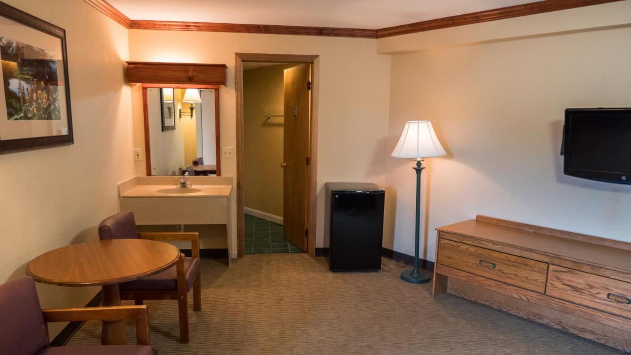 Queen Poolside Guestroom