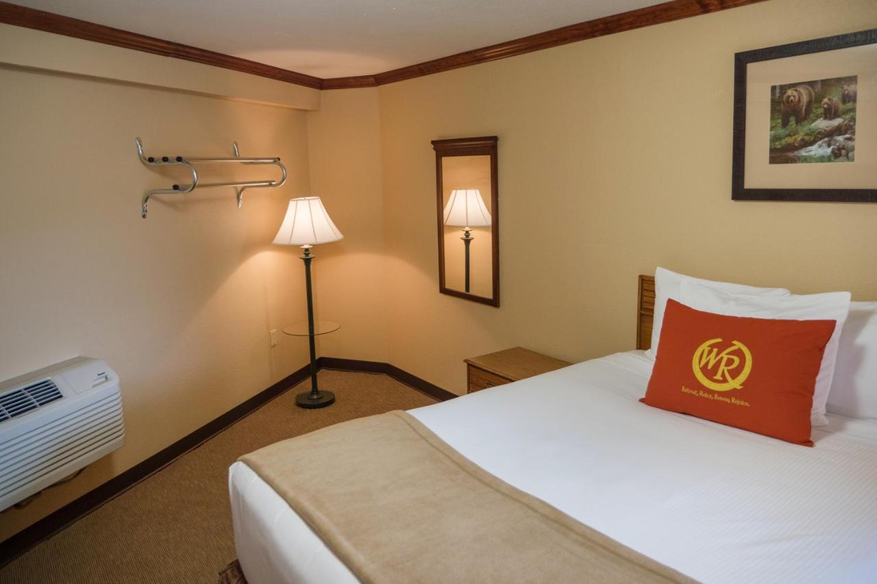 Queen Poolside Guestroom