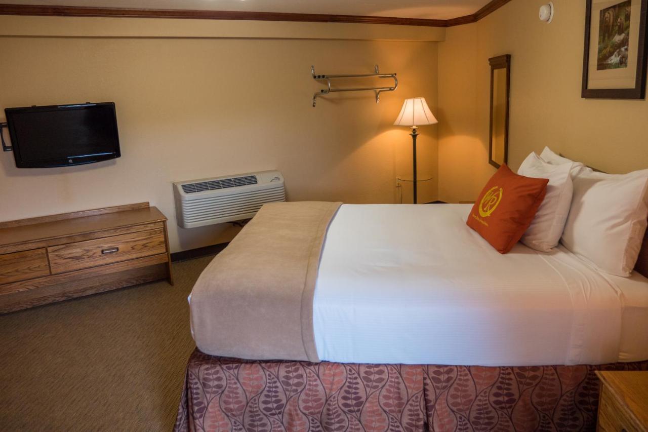 Queen Poolside Guestroom