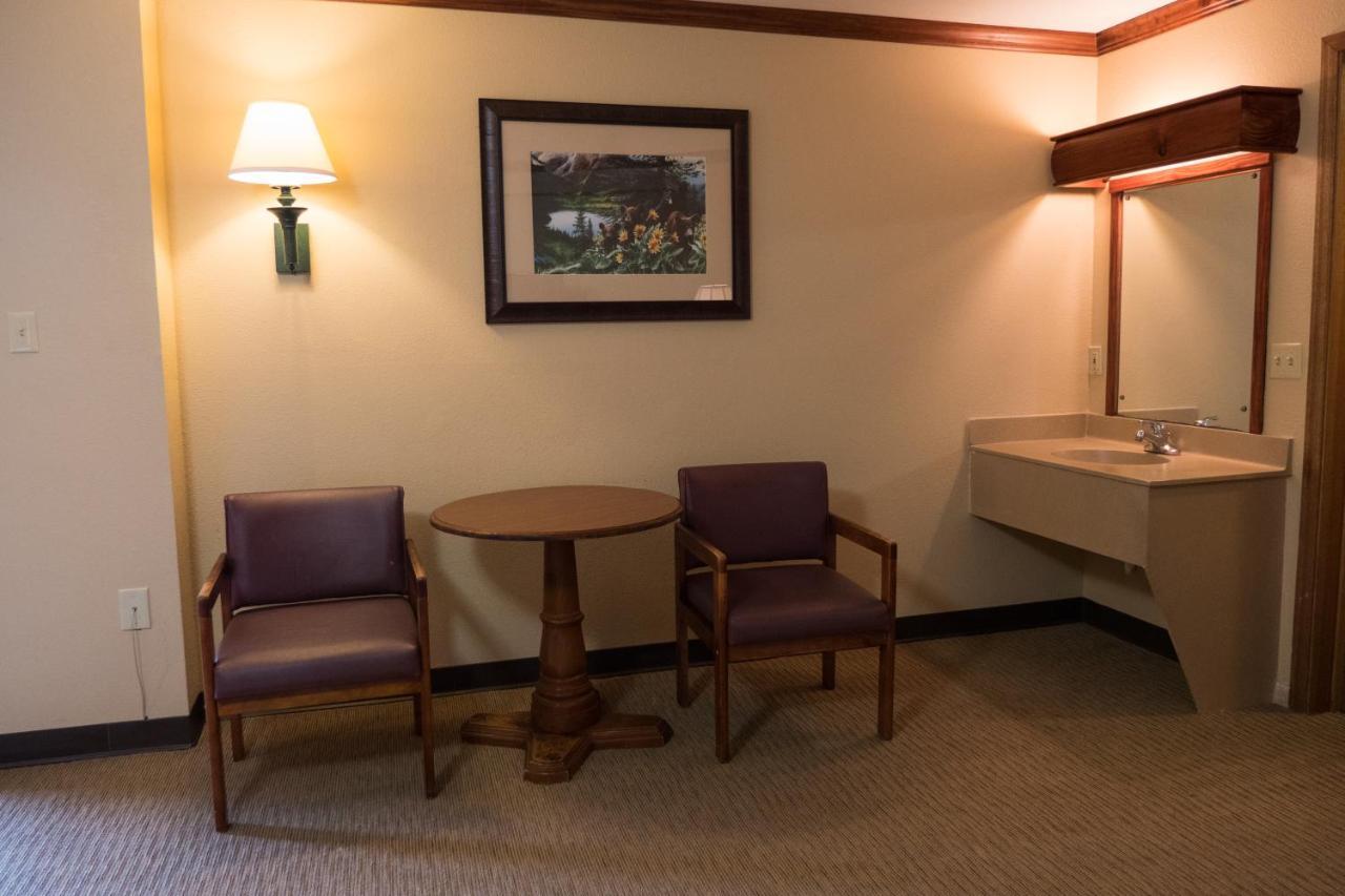Queen Poolside Guestroom