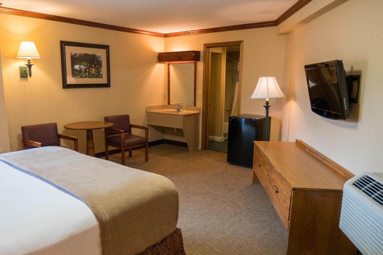 Queen Poolside Guestroom