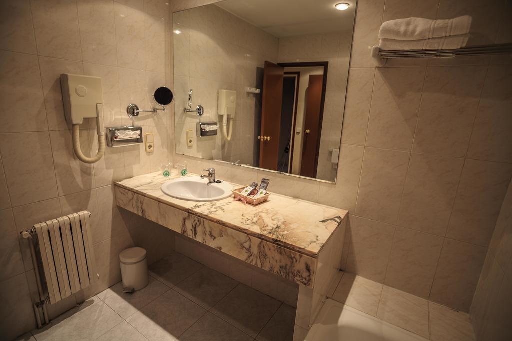 Triple Room Bath,744388540:JPEG