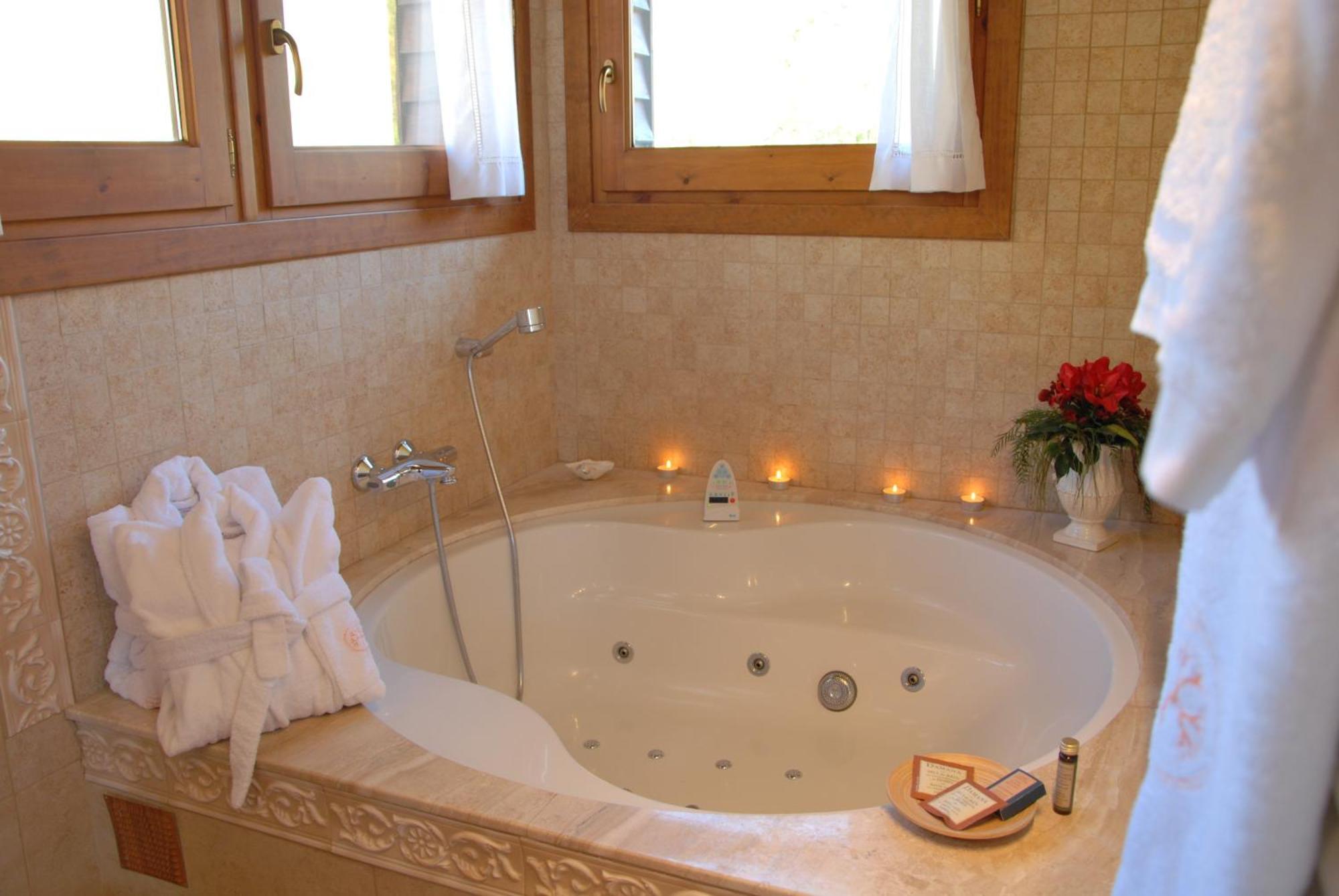 Junior Suite hydromassage bath,150642847:JPEG