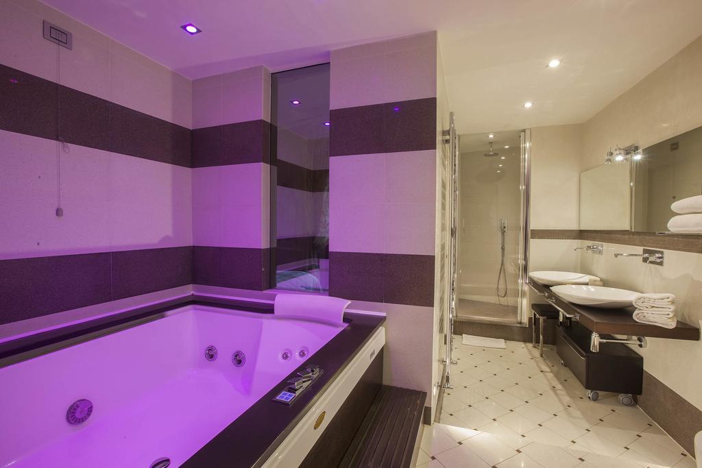 Deluxe Suite Spa Bath,109665969:JPEG