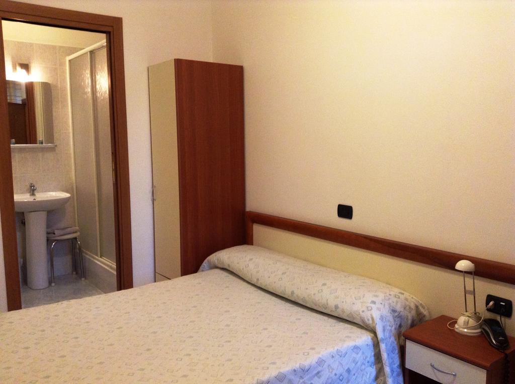 Small Double Room,109747110:JPEG