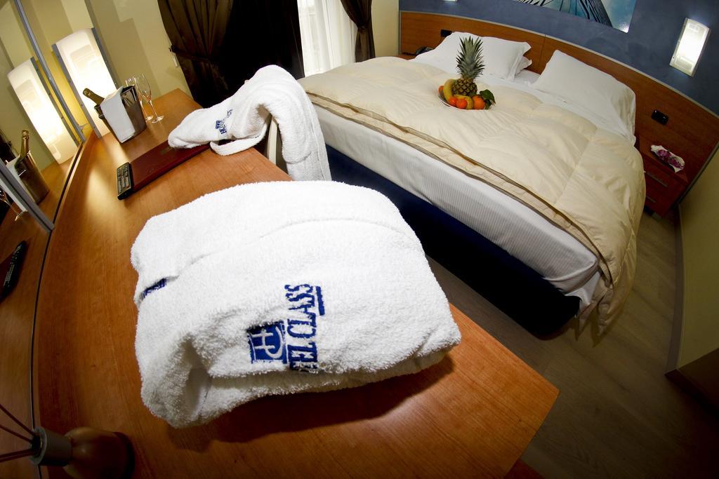 Standard King Room Single Bed,109745535:JPEG