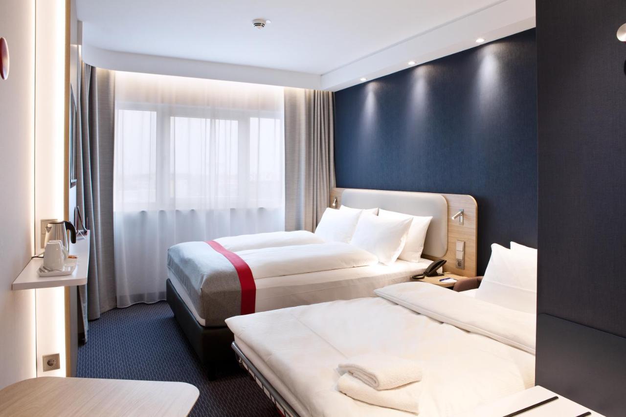 Standard Queen Room Single Sofa Bed