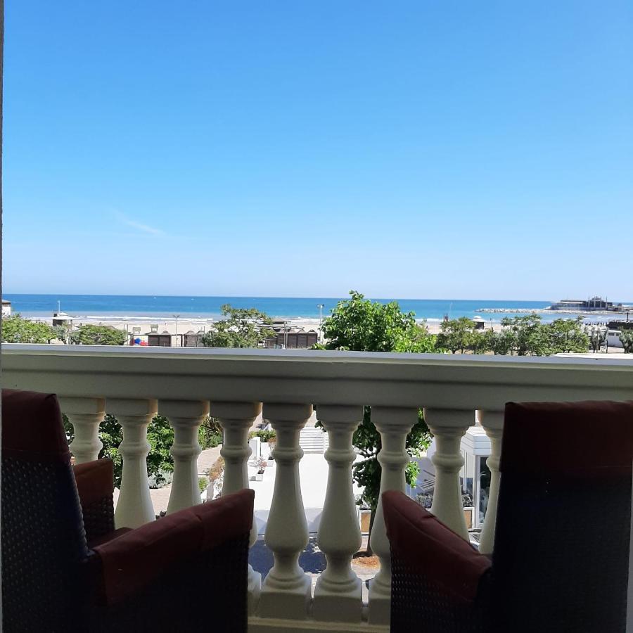 Camera Tripla Superior con Vista Fronte Mare