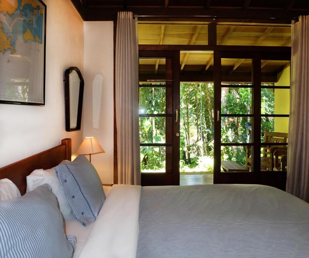 Quarto com Cama King-size e Banheira de Hidromassagem
