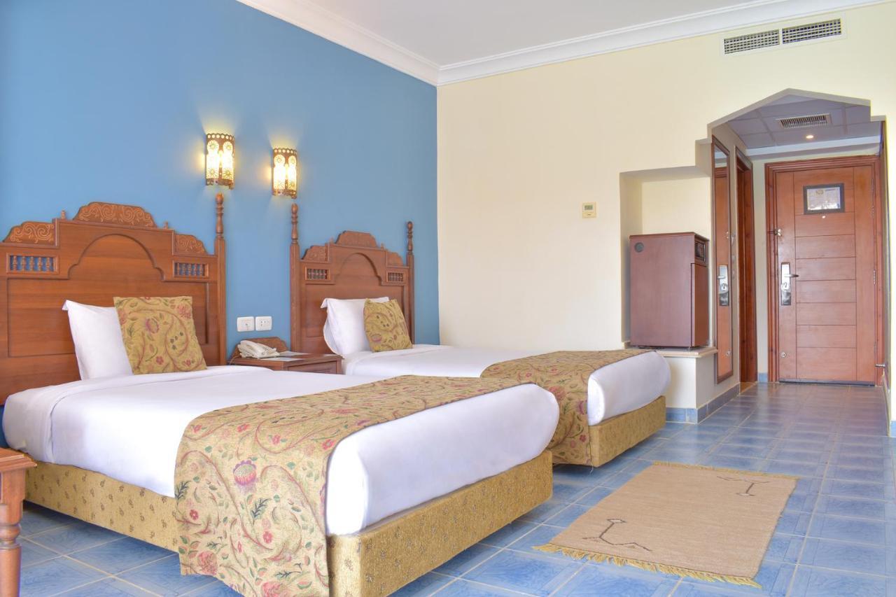 Chambre Double ou Lits Jumeaux - Vue sur Piscine