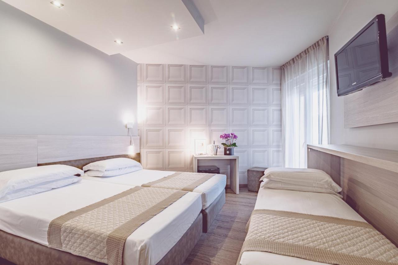 Deluxe Triple Room Lateral Sea View