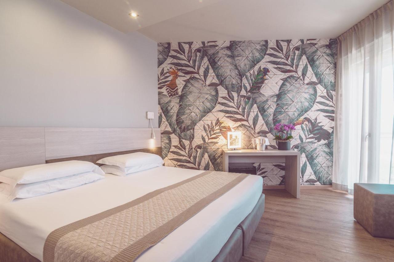 Deluxe Double Room Lateral Sea View
