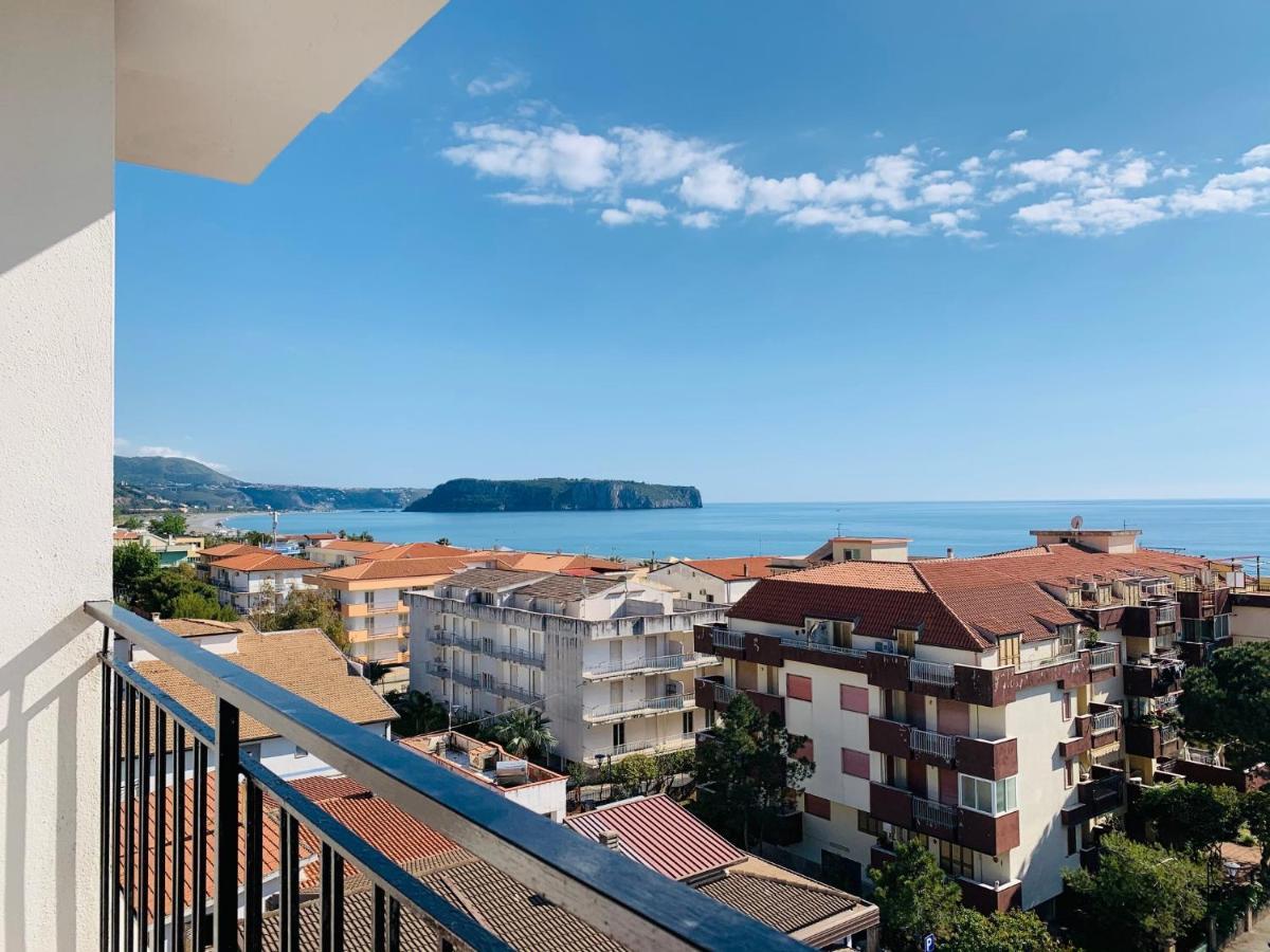 Camera Tripla Superior con Vista Mare