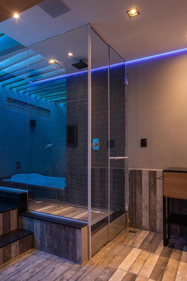Studio Spa Bath