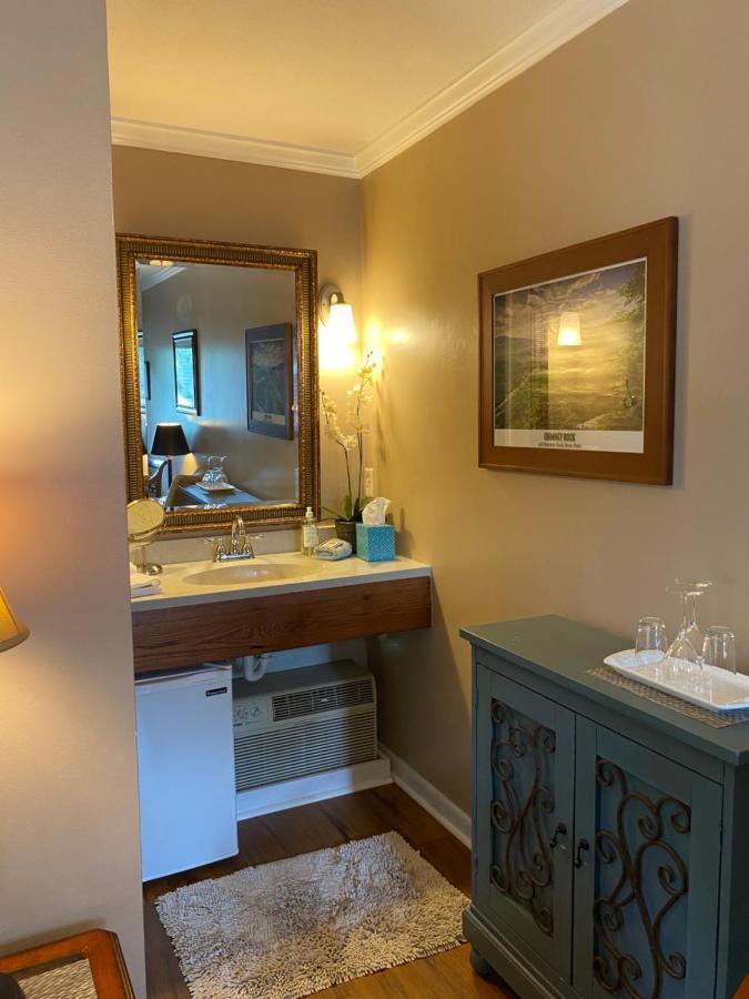 Deluxe Queen Suite Private Balcony