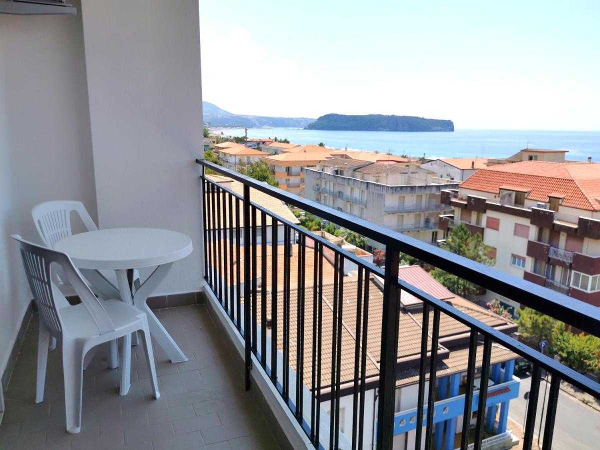 Camera Matrimoniale con Balcone e Vista Mare