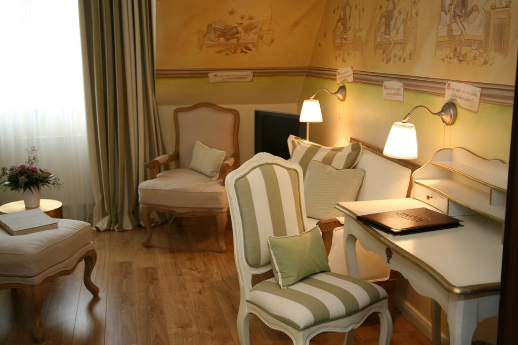 Theme room