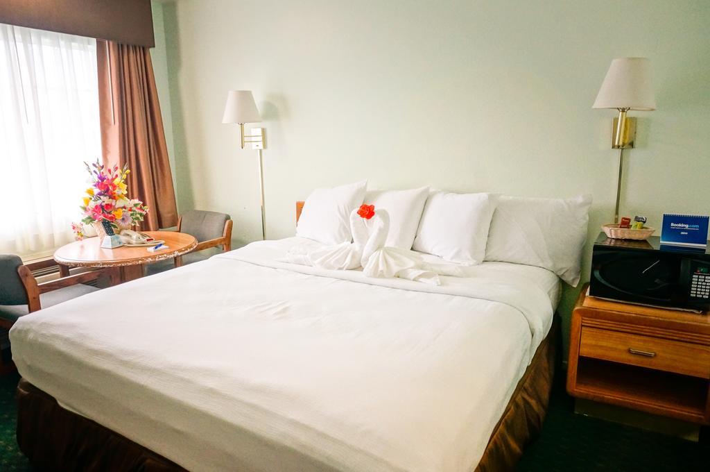 Deluxe King Room with Partial Sea View
