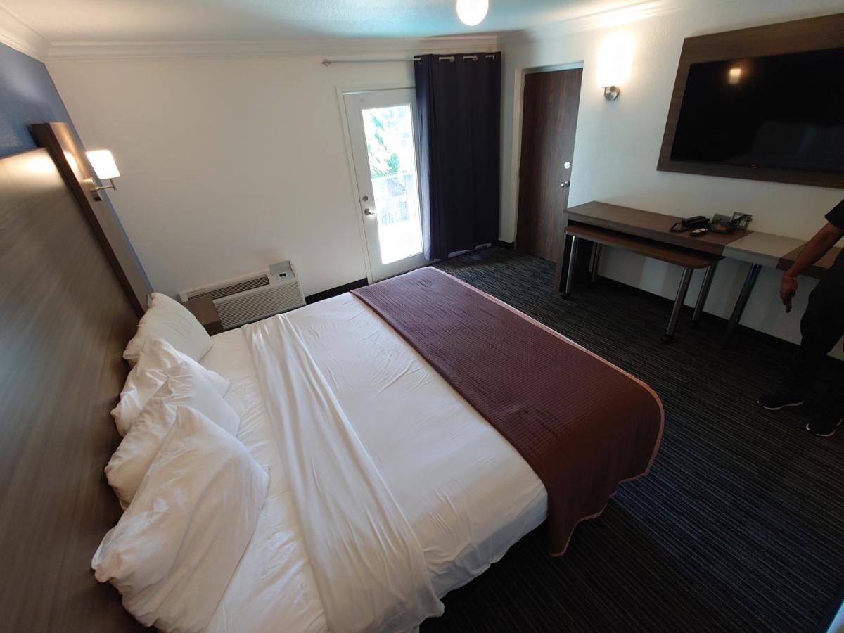 King Renovated Room Pool View,1121668401:JPEG
