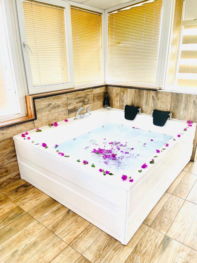 Suite Hot Tub,1128524016:JPEG