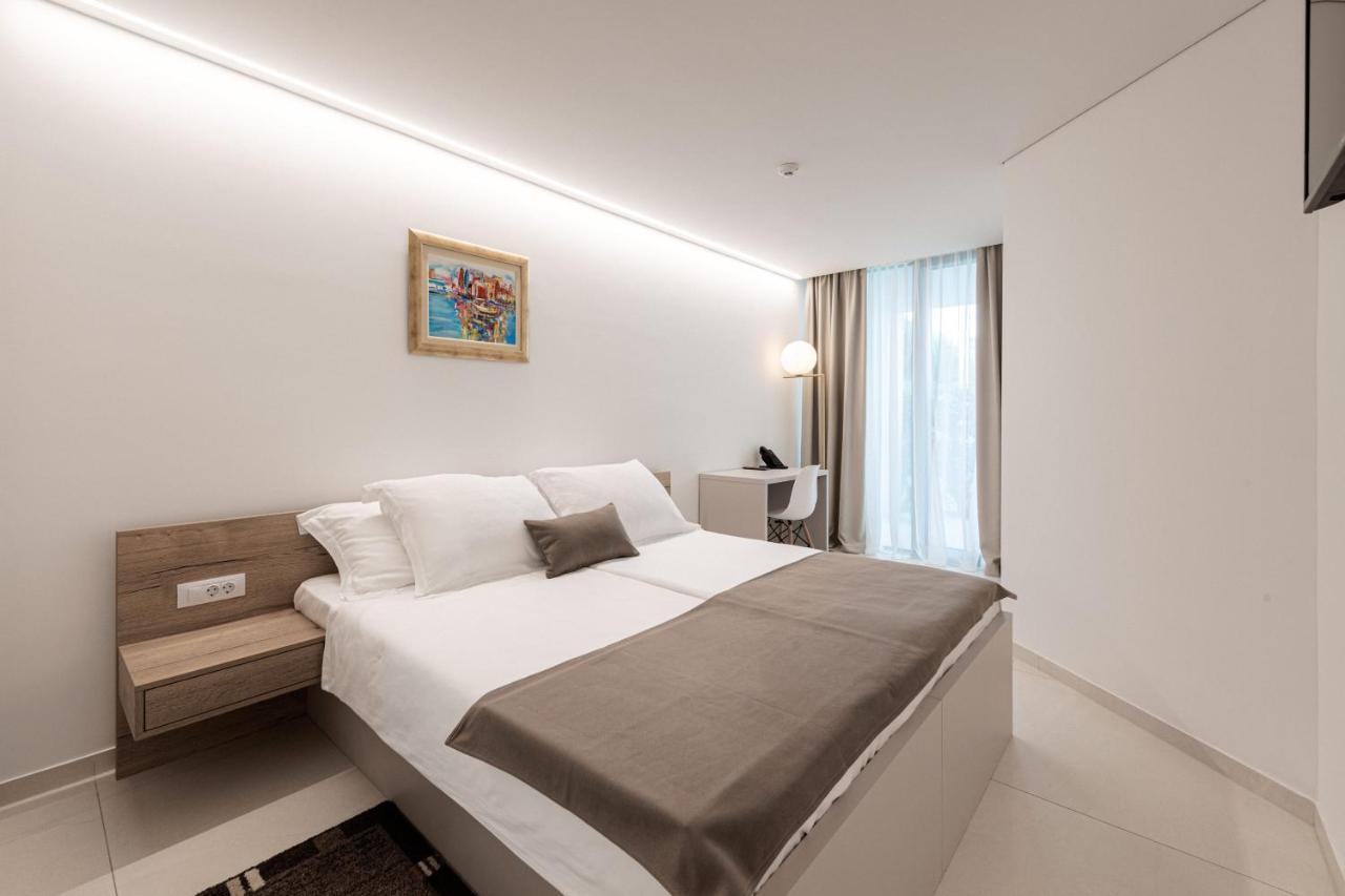 One-Bedroom Apartment Balcony,1219540357:JPEG