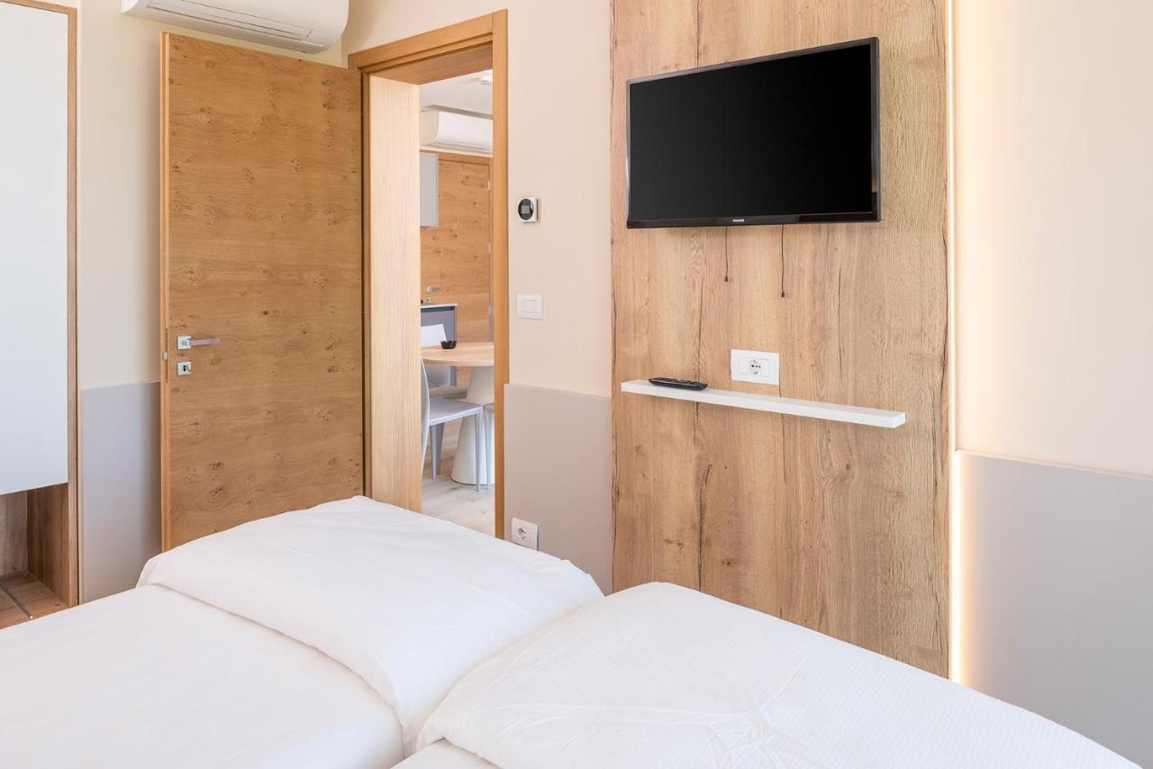 Deluxe One-Bedroom Apartment,1129368852:JPEG