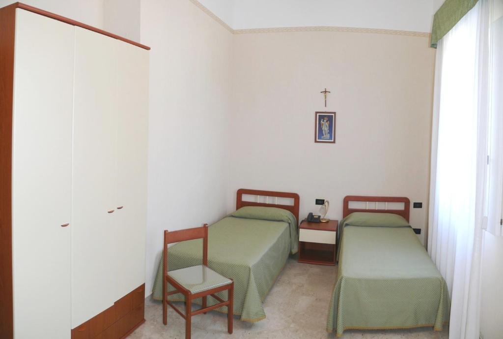 Family Room,11308950:JPEG