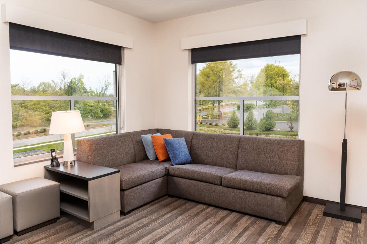 Den Queen Room Two Queen Beds Sofa Bed Tub