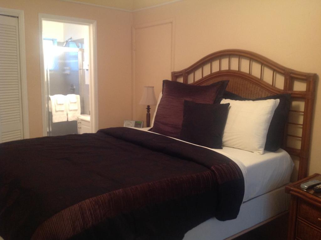 Standard Zimmer mit Queensize-Bett und Poolblick