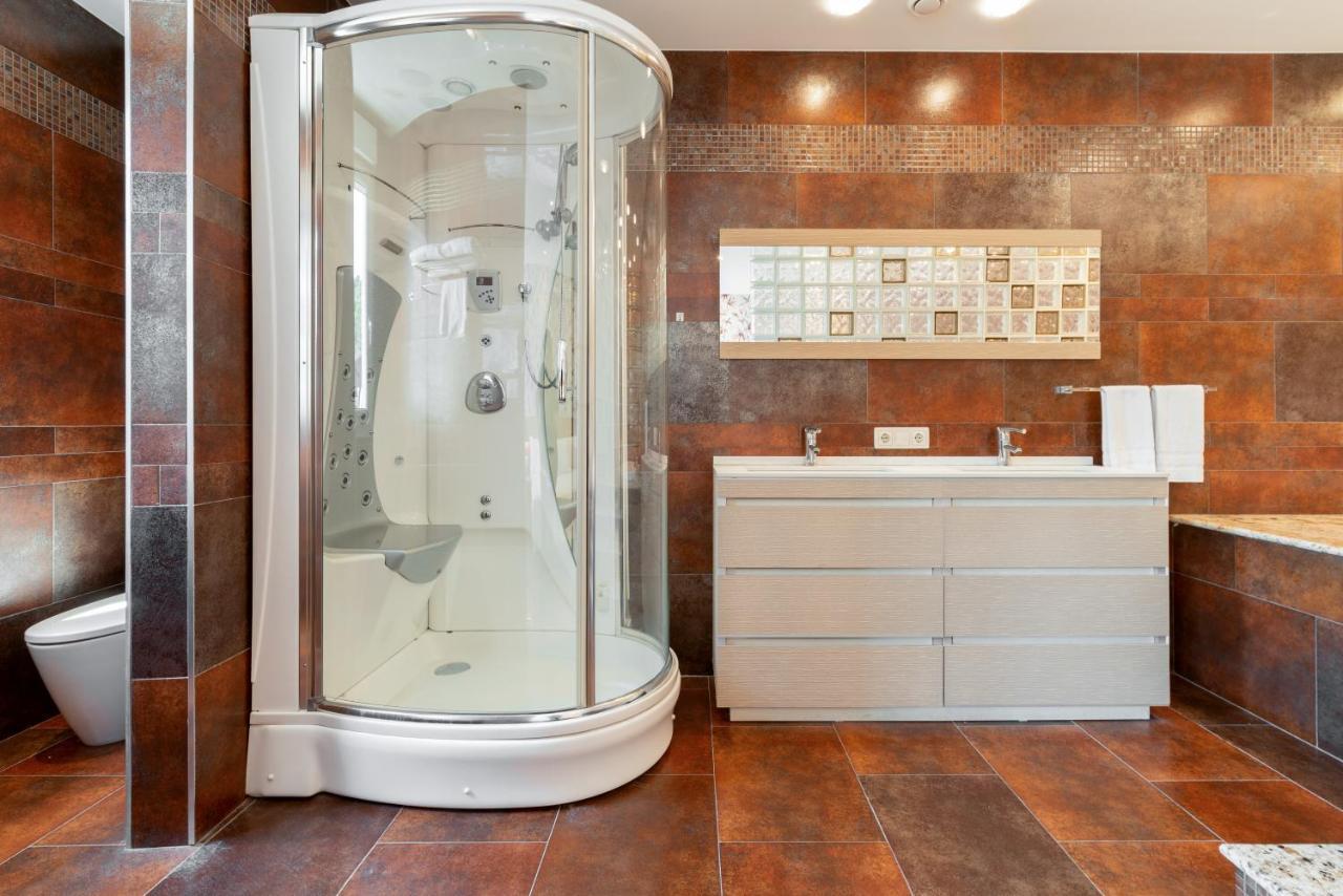 Deluxe Suite Spa Bath