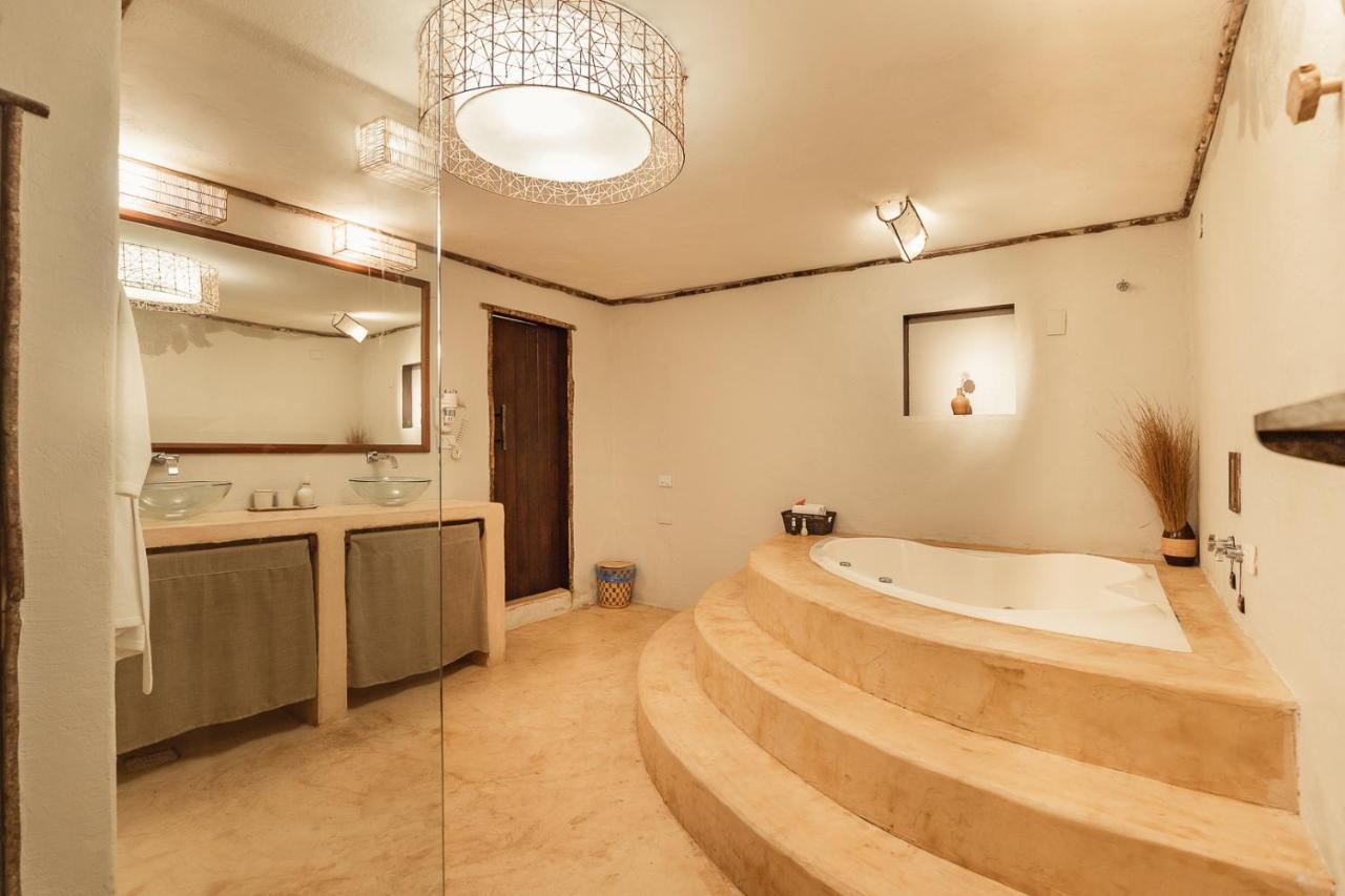 Deluxe Suite Sea View spa bath