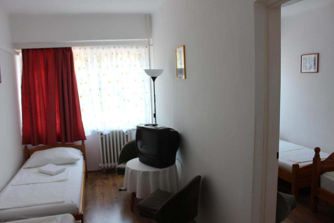 King Room with Roll-in Shower - Disability Access/Non-Smoking