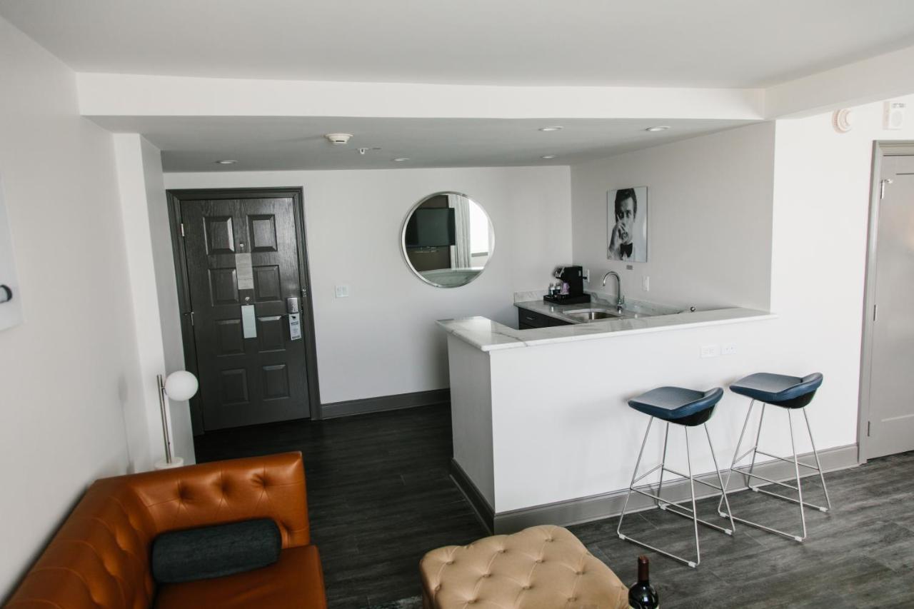 Queen Deluxe Accessible Suite