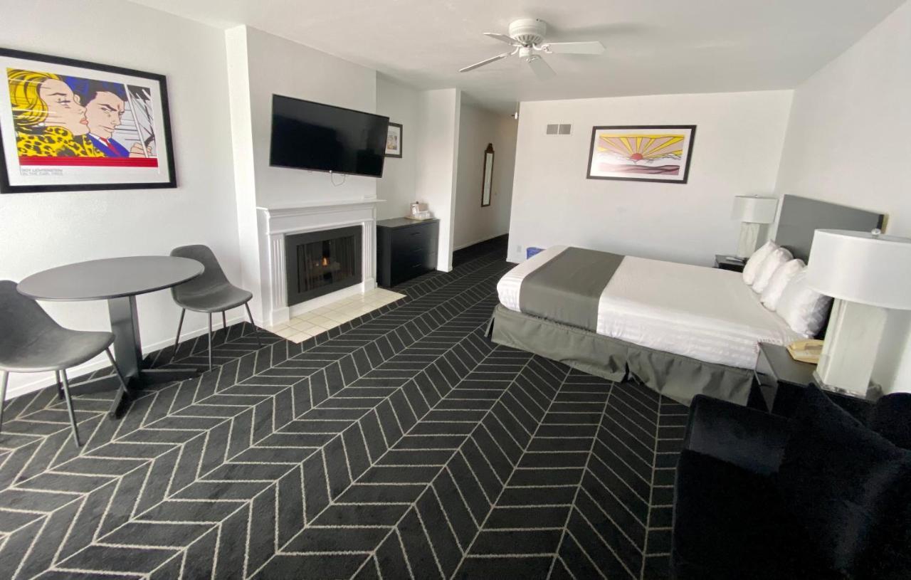 Deluxe Room 1 King Bed fireplace balcony non smoking