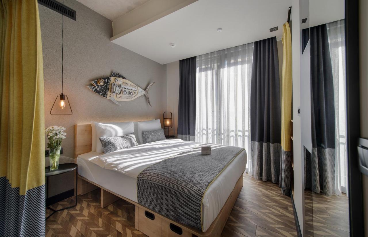 One-Bedroom Apartment LARGE