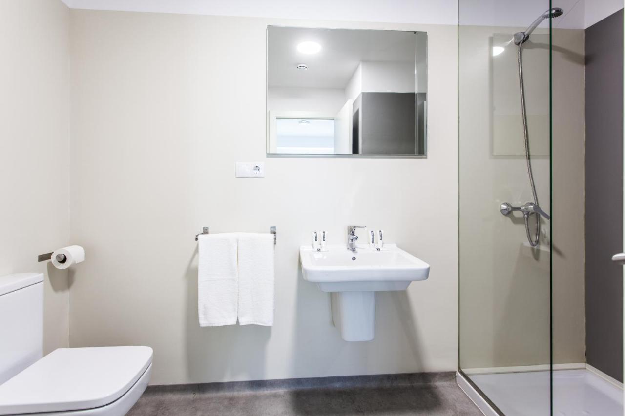Basic Double or Twin Room Bath,1140942208:JPEG