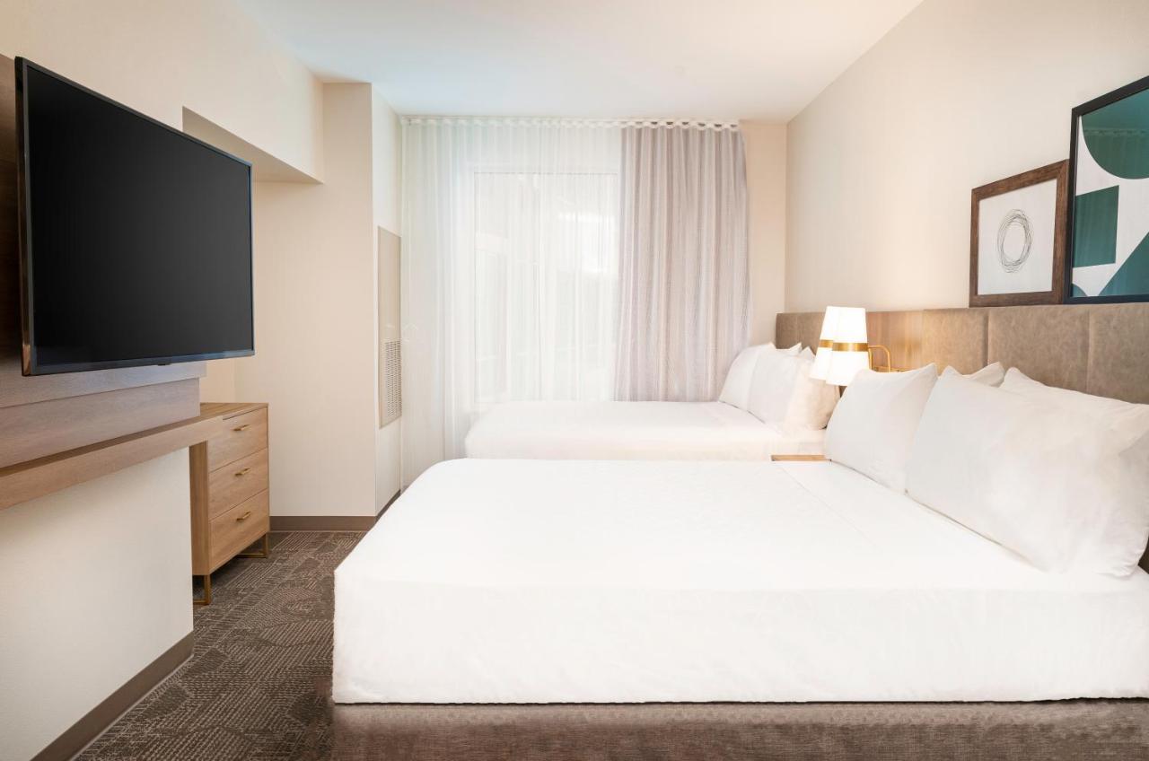 One-Bedroom Queen Suite Two Queen Beds