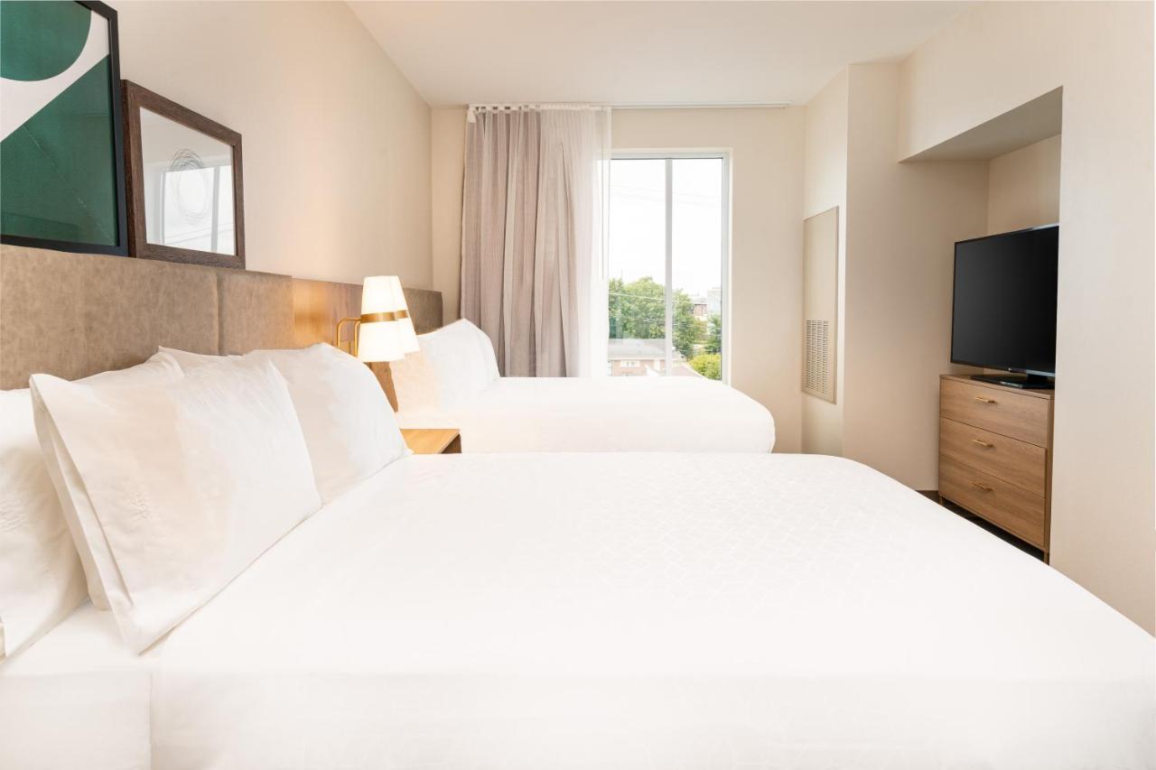 One-Bedroom Queen Suite Two Queen Beds