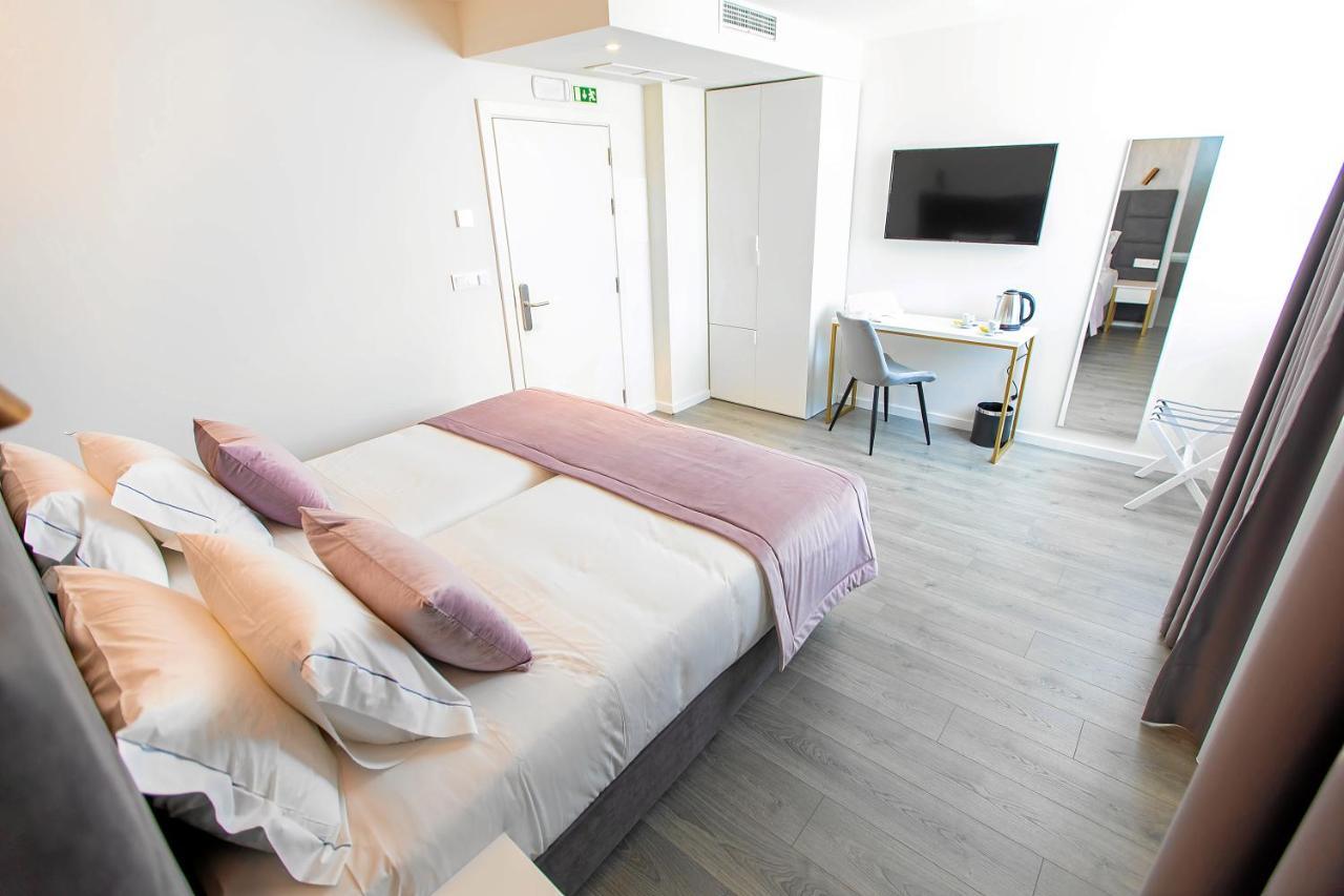 Deluxe Double Room with Balcony,1135850789:JPEG