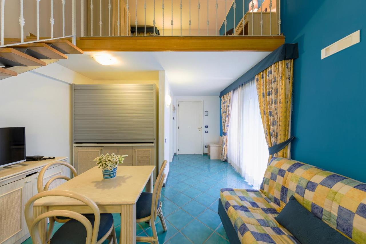 Family Room,785918961:JPEG